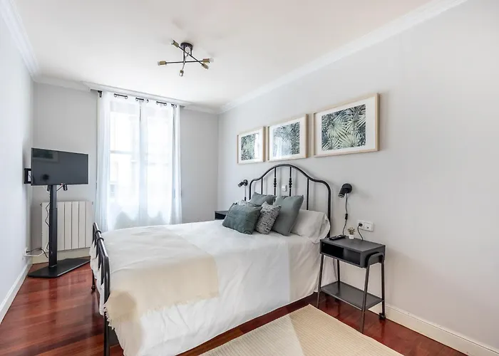 Ayuntamiento Bilbao, Casco Viejo -parking Optional